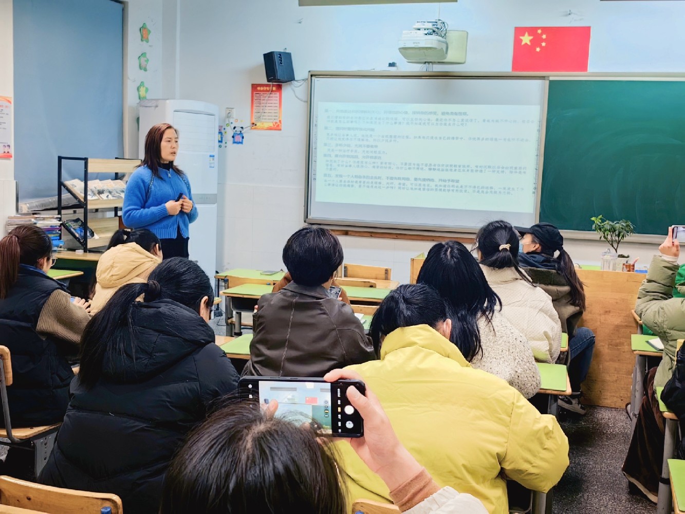 【藍鯨快訊】藍鯨心理首席咨詢師葛群亞受邀為裘市小學(xué)講座—關(guān)愛師生身心健康，共筑校園和諧發(fā)展